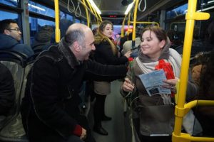Bursa'nın Mudanya Başkan adayı belediye otobüsüne bindi, karanfil dağıttı