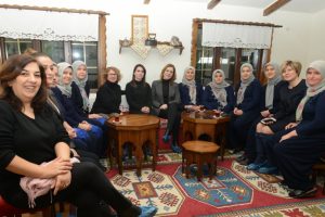 Bursa B&uuml;y&uuml;kşehir Belediye Başkan Adayı Bozbey'in eşi, Doğancı'da kadınlarla buluştu