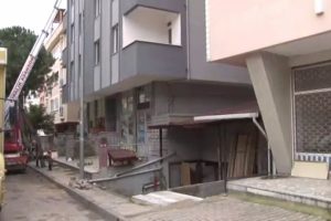 Kartal'daki Nuri Bey apartmanı yıkılmak &uuml;zere tahliye ediliyor