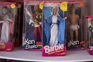 Barbie'den &ccedil;eşitlilik atağı: Tekerlekli sandalye ve protezli bebek geliyor