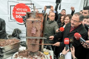 Kılı&ccedil;daroğlu'ndan aldığı tazminat ile d&ouml;ner ziyafeti verdi