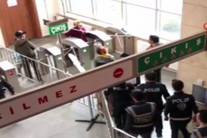 Duruşma sonrası gerginlik! Bebeğini polislerin &uuml;zerine fırlatmaya kalktı