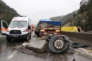 TIR ile otomobil &ccedil;arpıştı: 2 yaralı