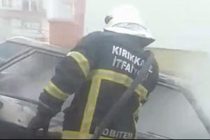 Sahipsiz otomobil &ccedil;ıkan yangında k&uuml;le d&ouml;nd&uuml;