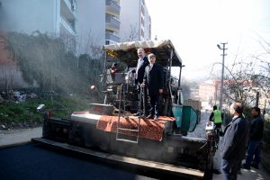 Bursa Karacabey'de asfalt &ccedil;alışmaları s&uuml;r&uuml;yor