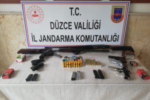 Evde &ccedil;ok sayıda silah ve mermi ele ge&ccedil;irildi