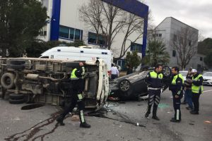 Manisa'da otomobil ile kamyonet &ccedil;arpıştı: 3 yaralı