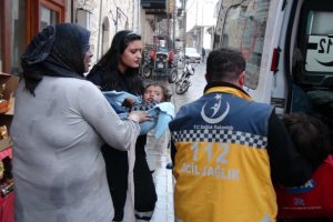 Yangında dumandan etkilenen 2 &ccedil;ocuk hastaneye kaldırıldı