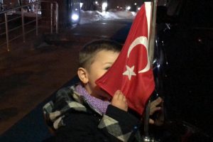 Minik Ali Kerem bayrağı &ouml;pt&uuml;, sosyal medyada g&uuml;ndem oldu