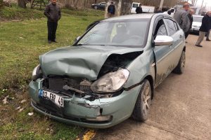 'Dur' ihtarına uymayan otomobilin s&uuml;r&uuml;c&uuml;s&uuml; jandarma aracına &ccedil;arptı