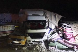 Ara&ccedil;lar birbirine girdi, Bolu-Ankara yolu kapandı