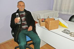 Telefon kazandığını sandı, paketten su şişesi &ccedil;ıktı