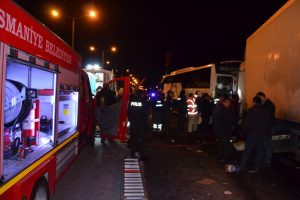Yolcu otob&uuml;s&uuml; ile TIR &ccedil;arpıştı: 4 yaralı