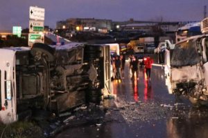 Servis midib&uuml;s&uuml; ile Bursa plakalı kamyonet kafa kafaya &ccedil;arpıştı!
