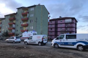 Birlikte yaşadığı kadını rehin alan adam polisi şehit etti