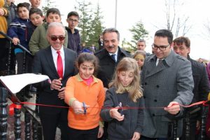 NEV&Uuml; G&ouml;kkuşağı ekibinden k&ouml;y okuluna k&uuml;t&uuml;phane yapıldı