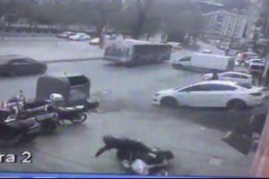 İlgin&ccedil; kaza! Sipariş vermeye giren kurye takla atarak geri &ccedil;ıktı