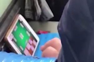 Halk otob&uuml;s&uuml;nde skandal g&ouml;r&uuml;nt&uuml;! Direksiyon başında okey oynadı