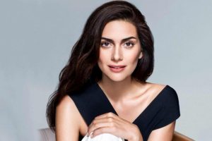 Berg&uuml;zar Korel deri elbisesiyle dikkatleri &uuml;zerine &ccedil;ekti