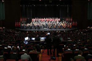 Şef G&ouml;kmen ve piyanist Onay CSO sahnesinde