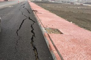 İstinat duvarının &ccedil;&ouml;kme anı kameraya b&ouml;yle yansıdı