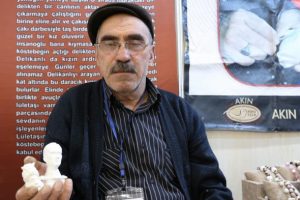 Okul har&ccedil;lığı i&ccedil;in &ouml;ğrendiği sanatını d&uuml;nyaya tanıtıyor