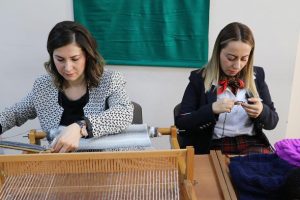&Ouml;ğrencilerini ısıtmak i&ccedil;in atkı ve bere &ouml;r&uuml;yorlar
