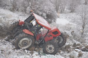 U&ccedil;uruma yuvarlanan trakt&ouml;rden son anda kurtuldu