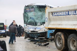 Halk otob&uuml;s&uuml; ile kamyon birbirine girdi! Yaralılar var