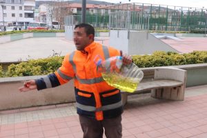 Bursa'da benzinle intihara kalkıştı, polis son anda &ccedil;akmağı elinden aldı
