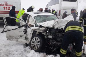 Yoldan &ccedil;ıkan otomobil otob&uuml;se &ccedil;arptı! &Ouml;l&uuml; ve yaralılar var
