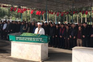 Sokak ortasında &ouml;ld&uuml;r&uuml;len gen&ccedil; &ouml;ğretmen son yolculuğuna uğurlandı