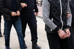 Silah ka&ccedil;ak&ccedil;ıları tutuklandı