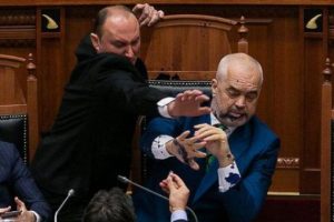 Arnavutluk Başbakanı Rama'ya k&uuml;rs&uuml;de saldırı