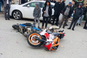 Motosikletler birbirine girdi!