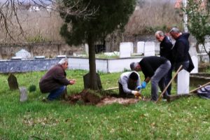 Bir g&uuml;nl&uuml;kken &ouml;len &ccedil;ocuklarının mezarını a&ccedil;tılar