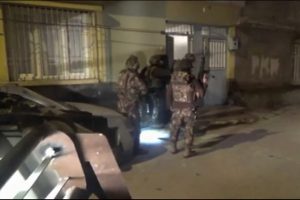Gaziantep'te 'ter&ouml;r' operasyonu: 9 g&ouml;zaltı