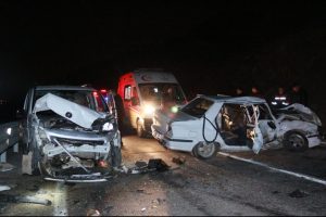 Hafif ticari ara&ccedil; ile otomobil kafa kafaya &ccedil;arpıştı: 5 yaralı