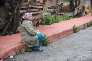 Evinin yanışını g&ouml;zyaşlarıyla izledi!