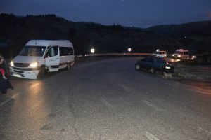 &Ouml;ğrenci servisi ile otomobil  kafa kafaya &ccedil;arpıştı