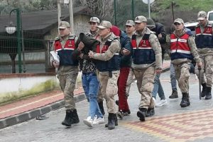 Hatay sınırında yakalanan 8 insan ka&ccedil;ak&ccedil;ısı adliyede