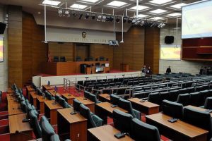 FET&Ouml; sanığı kadın sınav sorularını kolyesindeki flaş bellekte saklamış