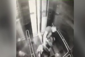 Malezya polisi, bir kadını asans&ouml;rde &ouml;l&uuml;m&uuml;ne darp eden bu hırsızı arıyor