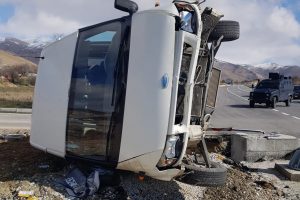Minib&uuml;s ile otomobil &ccedil;arpıştı! Yaralılar var