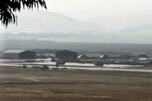 Deyrizor'da teslim olan DEAŞ'lı ter&ouml;ristler ABD &uuml;ss&uuml;ne g&ouml;t&uuml;r&uuml;ld&uuml;