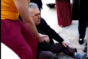 Kaldırımda y&uuml;r&uuml;yen yaşlı adama pitbull saldırdı