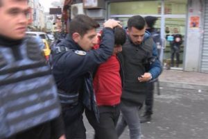 Gece kul&uuml;b&uuml;nde dehşet sa&ccedil;mışlardı! Bu şekilde yakalandılar