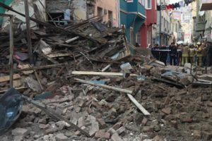 İstanbul'da bir bina daha çöktü