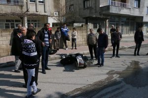 Otomobil ile motosiklet &ccedil;arpıştı