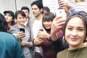 Burak &Ouml;z&ccedil;ivit, kadın hayranlarıyla buluştu! 2 milyon TL kazandı